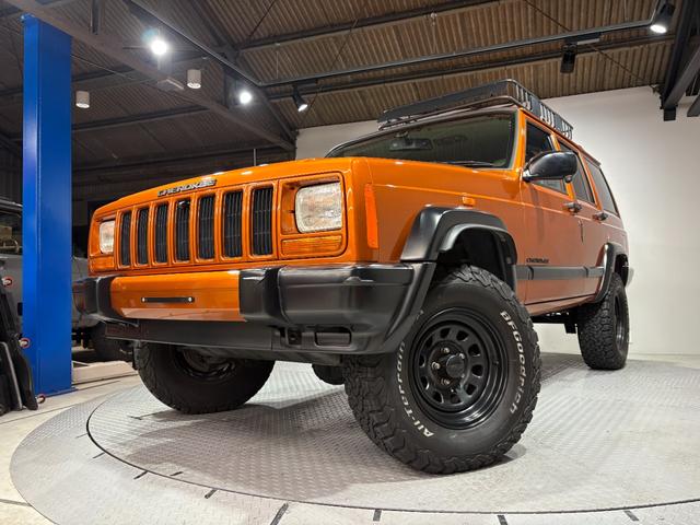 ジープ・チェロキー スポーツ　【チェロキー（ＸＪ・７ＭＸ）専門店】後期スポーツ・４ＷＤ・フロントカメラ・サイドカメラ・デジタルインナーミラー兼ドラレコ・リヤカメラ・２インチリフトアップ・ＵＶカットフィルム・メタリックオレンジ（54枚目）