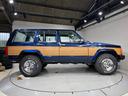 ジープ・チェロキー スポーツ　前期スポーツ・４ＷＤ・同色オールペン済・ウッドシート施工済・新品前後メッキバンパー・新品メッキグリル・新品メッキドアハンドル・ＢＦグッドリッチオールテレーンタイヤ・デイトナホイール新品・ネイビー（4枚目）