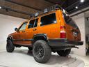 スポーツ　【チェロキー（ＸＪ・７ＭＸ）専門店】後期スポーツ・４ＷＤ・フロントカメラ・サイドカメラ・デジタルインナーミラー兼ドラレコ・リヤカメラ・２インチリフトアップ・ＵＶカットフィルム・メタリックオレンジ（9枚目）