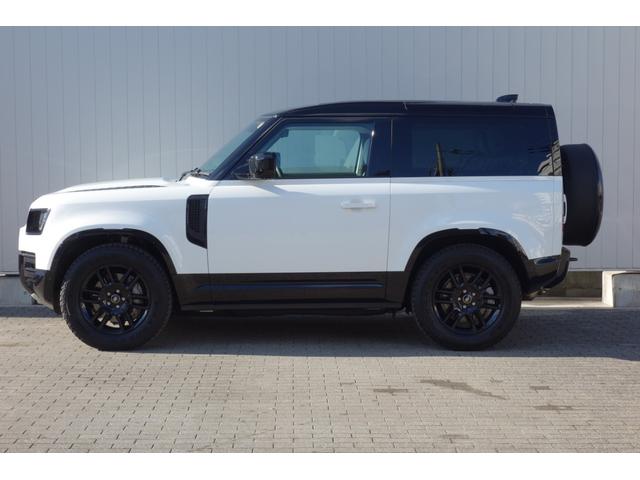 �{�f�B���C���������悤�Ɋ��炩�ŁA�G���K���g�ȃV���G�b�g����������Ă��܂��B����ł��A�͋���������Ȃ��o�����X�̎�ꂽ�f�U�C���ŁA�D�낳�ƌ��S���̗��������������܂��B