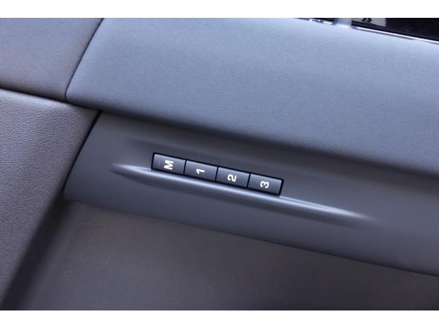 �����̍œK�ȃ|�W�V�����ɂ����ɃZ�b�g�ł���̂ŁA�^�]���n�߂�O�ɃV�[�g�̒����Ɏ��Ԃ�����܂���B���ɒ��̖Z�������ԑт�}���ł��鎞�ł��A�{�^����ŃV�[�g�������I�ɒ����ł��邽�߁A���ɕ֗��ł��B