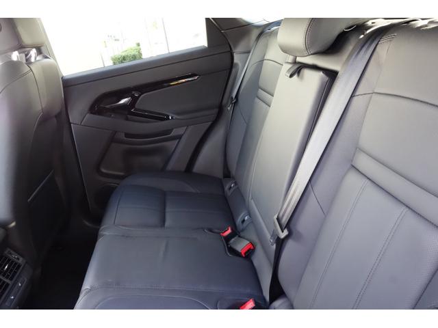 ��i�Ȉ�ۂ�^���Ă����C���e���A�ł��B�O���F�ƑΏƓI�ȃC�����A�J���[���`���C�X���鎖�ŁA�܂��A�ꖡ������C���[�W�Ɏd�オ���Ă��܂��B