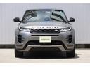 Ｒａｎｇｅ　Ｒｏｖｅｒ　Ｅｖｏｑｕｅ　はブランドの特徴であるクラムシェル型ボンネットを装備。ボンネット前端の見切りが良いため、運転者は自信を持って運転することができます。