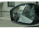 ブラインドスポットモニターは、車両の左右後方に存在する死角をリアルタイムで監視し、そのエリアに他の車両が接近すると警告を出します。これによりドライバーは視覚的に確認しづらい場所の安全性を確保できます。