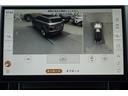 車両の周囲にある死角をカバーするため、駐車場や狭い道、街中の運転で大きな役割を果たします。後方や側面にいる車両や歩行者を見逃すことなく、360度カメラを使うことで、隠れた障害物や危険物を認識できます。