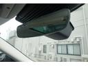 自動防眩インテリアリアビューミラー 後続車のヘッドライトのまぶしさを自動的に抑えます。