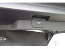 パワーテールゲートは、ボタン一つでテールゲートを自動的に開けたり閉めたりできるため、重い荷物を持っている場合でも、手を使わずに開閉できます。これにより、荷物を運ぶ際の負担が軽減されます。