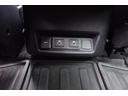 ランドローバーは、USBポートを車内の便利な位置に配置しています。通常、センターコンソール、グローブボックス、後部座席エリアなど、ドライバーや乗客がアクセスしやすい場所に配置されています。