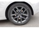 大径ホイールは、車全体の外観に高級感を与える要素の一つです。スポーツカーに装備されていることが多く、その存在感が車のプレミアム感を高めます。デザインが豪華であるため、外観の美しさや魅力が際立ちます。