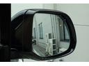 ブラインドスポットモニターは、車両の左右後方に存在する死角をリアルタイムで監視し、そのエリアに他の車両が接近すると警告を出します。これによりドライバーは視覚的に確認しづらい場所の安全性を確保できます。