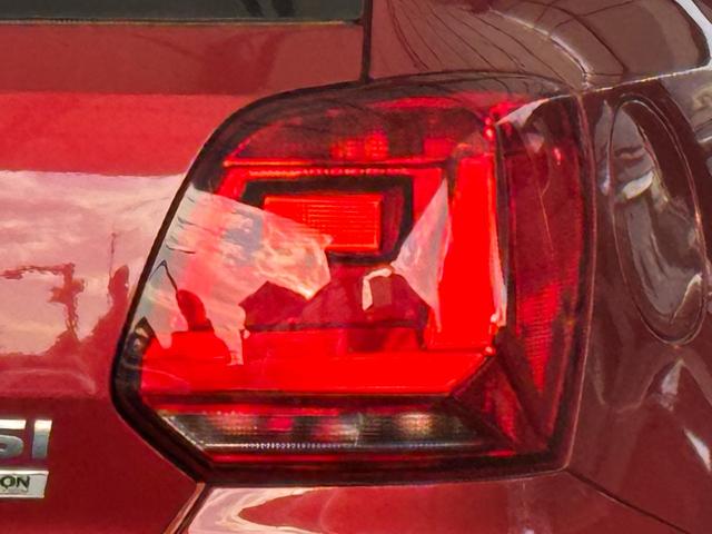 お車の車検・オイル交換・修理・鈑金塗装・ガラス修理・デントリペア・ボディコーティングなども幅広く対応しております。その際は無料で代車を貸し出し致します。車のことは何でもお任せください！