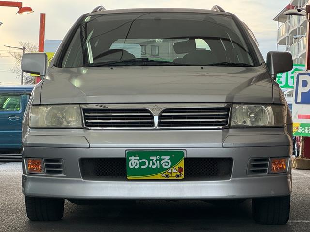 シャリオグランディス ツーリング　７人乗り　ＣＤ／ＭＤプレイヤー　ＥＴＣ　オートライト　電動格納ミラー　ルーフレール　純正１５インチアルミホイール　フロアマット（3枚目）