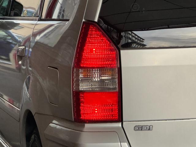 シャリオグランディス ツーリング　７人乗り　ＣＤ／ＭＤプレイヤー　ＥＴＣ　オートライト　電動格納ミラー　ルーフレール　純正１５インチアルミホイール　フロアマット（9枚目）