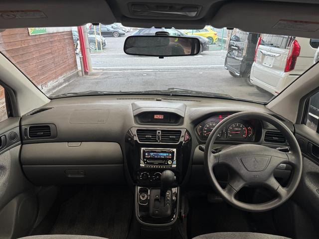 シャリオグランディス ツーリング　７人乗り　ＣＤ／ＭＤプレイヤー　ＥＴＣ　オートライト　電動格納ミラー　ルーフレール　純正１５インチアルミホイール　フロアマット（13枚目）