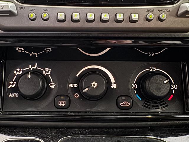 シャリオグランディス ツーリング　７人乗り　ＣＤ／ＭＤプレイヤー　ＥＴＣ　オートライト　電動格納ミラー　ルーフレール　純正１５インチアルミホイール　フロアマット（17枚目）