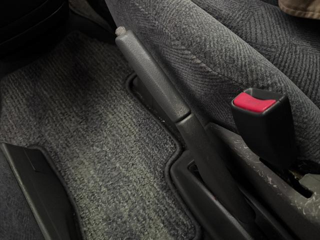 シャリオグランディス ツーリング　７人乗り　ＣＤ／ＭＤプレイヤー　ＥＴＣ　オートライト　電動格納ミラー　ルーフレール　純正１５インチアルミホイール　フロアマット（22枚目）