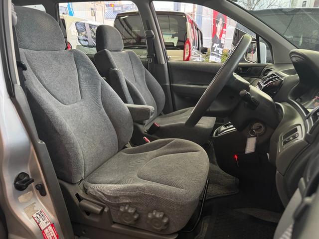 シャリオグランディス ツーリング　７人乗り　ＣＤ／ＭＤプレイヤー　ＥＴＣ　オートライト　電動格納ミラー　ルーフレール　純正１５インチアルミホイール　フロアマット（28枚目）