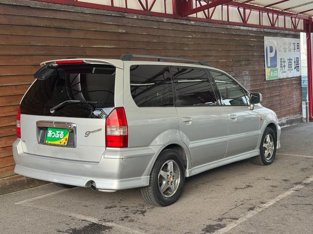 シャリオグランディス ツーリング　７人乗り　ＣＤ／ＭＤプレイヤー　ＥＴＣ　オートライト　電動格納ミラー　ルーフレール　純正１５インチアルミホイール　フロアマット（42枚目）