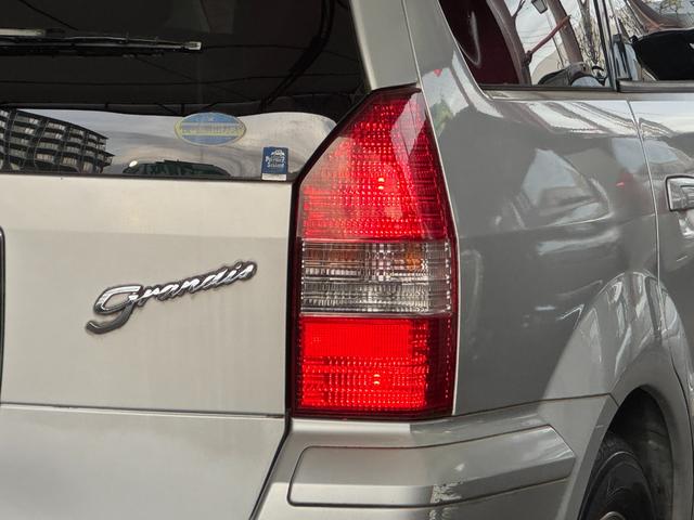 シャリオグランディス ツーリング　７人乗り　ＣＤ／ＭＤプレイヤー　ＥＴＣ　オートライト　電動格納ミラー　ルーフレール　純正１５インチアルミホイール　フロアマット（51枚目）