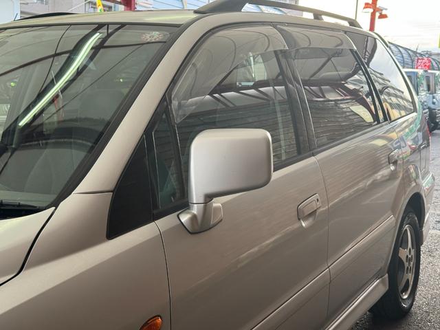 シャリオグランディス ツーリング　７人乗り　ＣＤ／ＭＤプレイヤー　ＥＴＣ　オートライト　電動格納ミラー　ルーフレール　純正１５インチアルミホイール　フロアマット（52枚目）