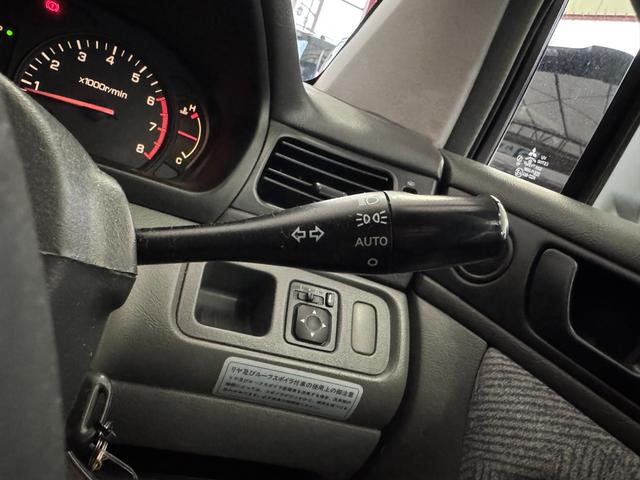 シャリオグランディス ツーリング　７人乗り　ＣＤ／ＭＤプレイヤー　ＥＴＣ　オートライト　電動格納ミラー　ルーフレール　純正１５インチアルミホイール　フロアマット（55枚目）