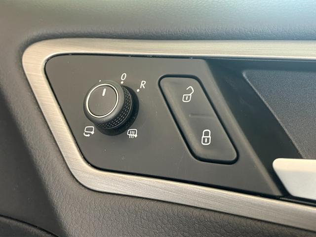 ゴルフ TSIコンフォートライン 純正ナビ フルセグ Bluetooth DISC バックカメラ ETC アダプティブクルーズ 衝突軽減 レーンキープ HIDオートライト スマートキー 電子パーキング ドアバイザー フロアマット(52枚目)
