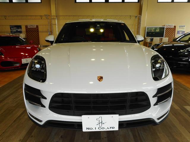 マカン ターボ OP色キャララホワイト スポーツクロノP 911ターボデザイン21inAW LEDヘッドライト 赤革18wayPシート BOSE 純ナビ PASM パワステプラス クルコン 1オーナー 正規D記録簿付(2枚目)