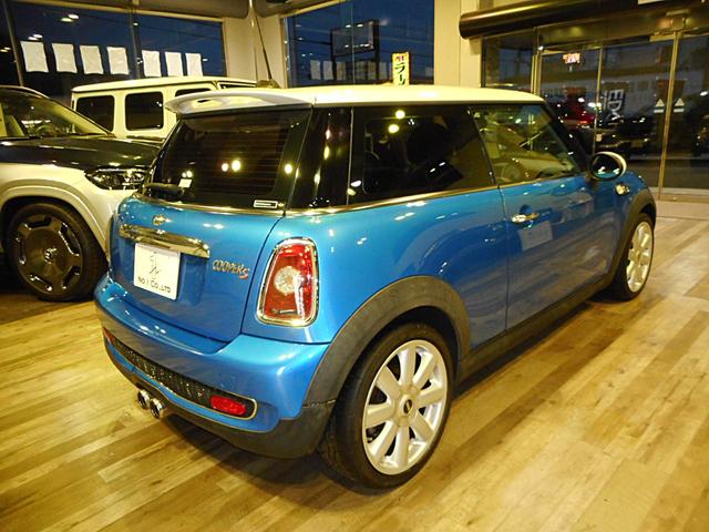 ＭＩＮＩ クーパーＳ　６速ＭＴ　ワンオーナー　ホワイトルーフ　クロームラインエクステリア　イングリッシュオーク調トリム　ウッド＆レザースポーツステアリング　カロッツェリアナビＴＶ　純１７ＡＷ　キセノン　ＥＴＣ　記録簿（8枚目）