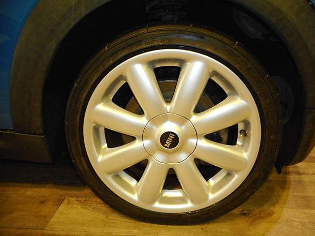 ＭＩＮＩ クーパーＳ　６速ＭＴ　ワンオーナー　ホワイトルーフ　クロームラインエクステリア　イングリッシュオーク調トリム　ウッド＆レザースポーツステアリング　カロッツェリアナビＴＶ　純１７ＡＷ　キセノン　ＥＴＣ　記録簿（14枚目）