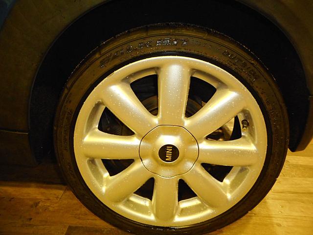 ＭＩＮＩ クーパーＳ　６速ＭＴ　ワンオーナー　ホワイトルーフ　クロームラインエクステリア　イングリッシュオーク調トリム　ウッド＆レザースポーツステアリング　カロッツェリアナビＴＶ　純１７ＡＷ　キセノン　ＥＴＣ　記録簿（16枚目）