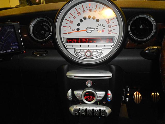 ＭＩＮＩ クーパーＳ　６速ＭＴ　ワンオーナー　ホワイトルーフ　クロームラインエクステリア　イングリッシュオーク調トリム　ウッド＆レザースポーツステアリング　カロッツェリアナビＴＶ　純１７ＡＷ　キセノン　ＥＴＣ　記録簿（22枚目）