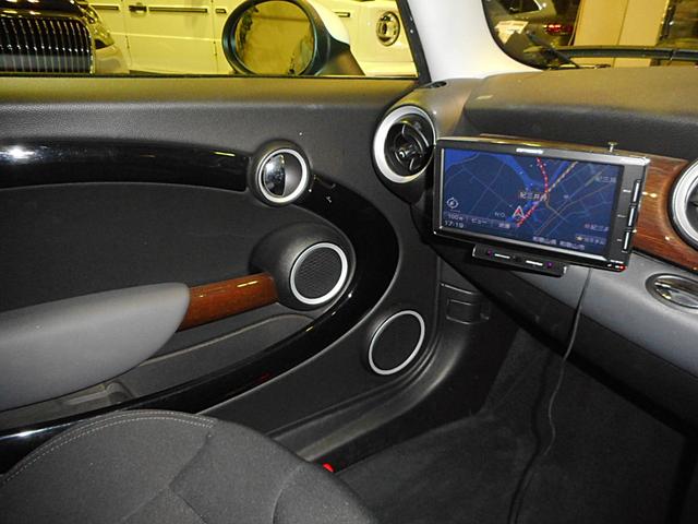 ＭＩＮＩ クーパーＳ　６速ＭＴ　ワンオーナー　ホワイトルーフ　クロームラインエクステリア　イングリッシュオーク調トリム　ウッド＆レザースポーツステアリング　カロッツェリアナビＴＶ　純１７ＡＷ　キセノン　ＥＴＣ　記録簿（28枚目）