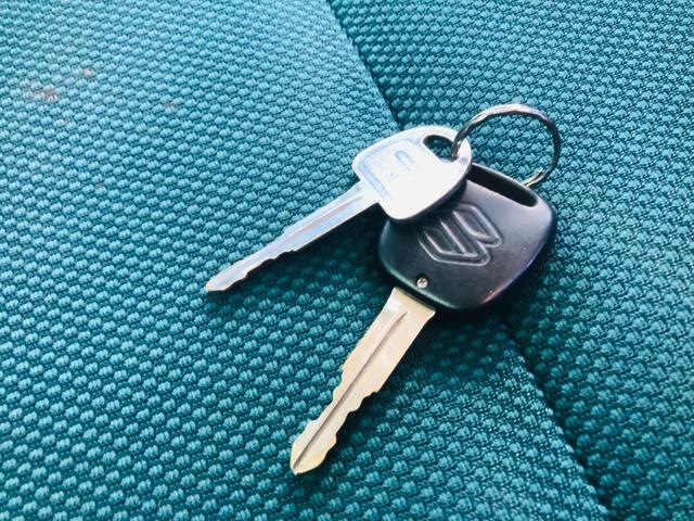 ジムニー ランドベンチャー　修復歴無し　５速ＭＴ　前席パワーウインドウ　助手席エアバック　運転席エアバッグ　４ＷＤ車　キーレス付　ＰＳ　衝突安全ボディ　ＡＢＳ付　ＥＴＣ　ターボー　ＡＴエアコン（64枚目）