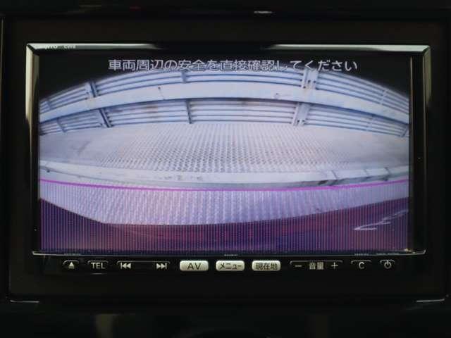 カラーで後方映像をモニターに映し出してくれるので、ショッピングモールのような狭い駐車場であったとしても障害物を見つけ、楽々駐車することができますね。