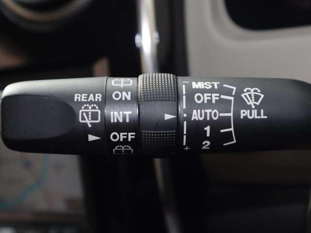 雨量に応じて自動でワイパーが動くレインセンサーワイパーを搭載。また、感度調整機能付ですので、お客様一人ひとりのお好みに合わせてワイパーの作動感度を調整することができます。