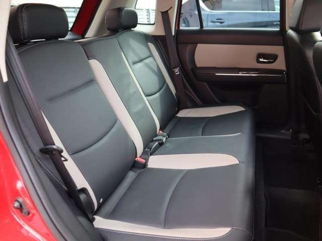 膝まわりや足元にゆとりのスペースを確保した後席。週末の遠出の際にも、ゆったりとした姿勢で快適に過ごせます。