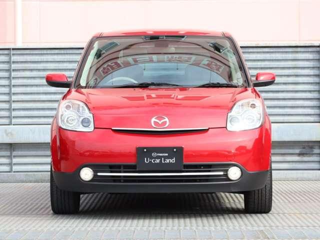 ＨＩＤヘッドライトが付いております。より遠く、より広く、より明るく、照らしてくれます。そのため、夜間の走行も運転もしやすく見やすいです。ハロゲンライトに比べ、消費電力も少なく、長寿命で効率的です。