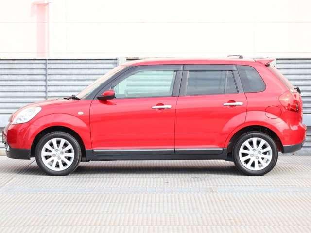 純正アルミで全体的にデザインがまとまっています。車も人も、オシャレはまずは足元からですね。