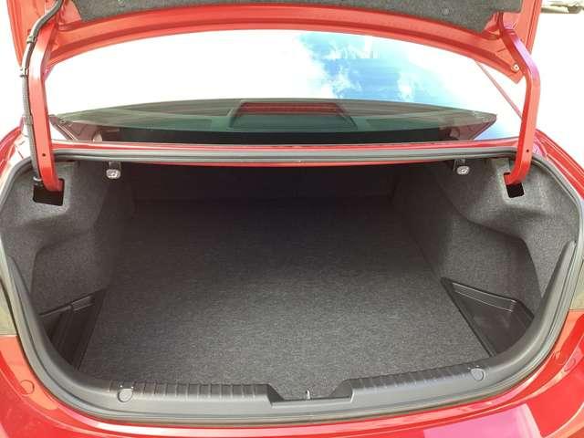 後席を両方倒すとさらに広々トランクスペースになります。