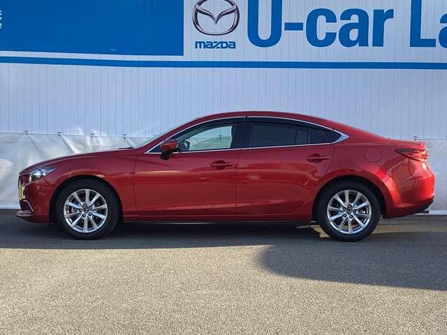 純正アルミで全体的にデザインがまとまっています。車も人も、オシャレはまずは足元からですね。