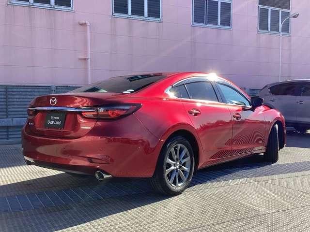 マツダの魂動デザインは、クルマに命を与えるデザイン思想です。生物が見せる一瞬の動きの強さや美しさをベースに、躍動感や緊張感を表現しています。日本の美意識を礎とした「新たなエレガンス」も追求しています。