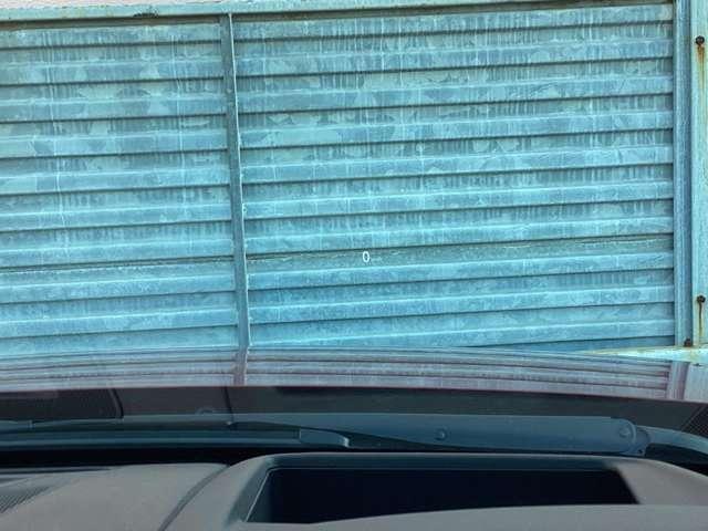 運転視界の遠方上方に虚像を投影することで前を見ながら情報の視認ができます。本当にドライバーが必要な情報を適切に伝え、楽しんで頂くことを考えた新世代装備です。※虚像は２．６ｍ前方に浮かぶイメージです。