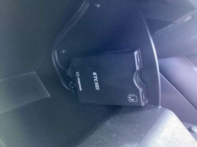 ＥＴＣ２．０は従来ＥＴＣで対応していた料金収受の自動化に加え、リアルタイムの渋滞情報をもとに迂回ルートを教えてくれたり、有料道路の利用がおトクになったりと、多彩な情報サービスを提供してくれます。