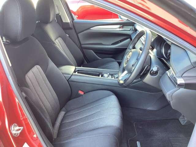 正しい姿勢で運転できるように体幹の腰部をしっかりささえるようデザインされているシートです。素材、シート形状を研究することでフィット感を高めつつ、優れた快適性を実現しています。