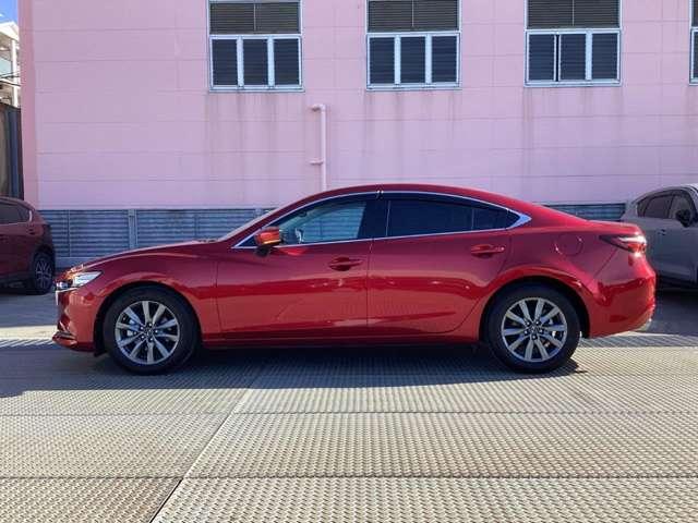 純正アルミで全体的にデザインがまとまっています。車も人も、オシャレはまずは足元からですね。