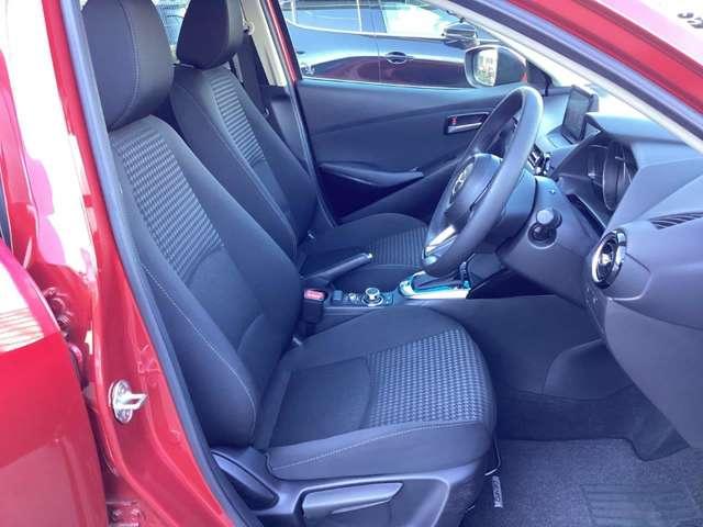 �������p���ŉ^�]�ł���悤�ɑ̊��̍������������肳������悤�f�U�C������Ă���V�[�g�ł��B�f�ށA�V�[�g�`����������邱�ƂŃt�B�b�g�������߂A�D�ꂽ���K�����������Ă��܂��B