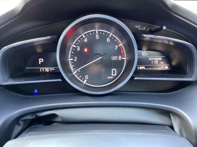 �f�W�^���ƃA�i���O�����܂��Z�����Ă��邱�̃��[�^�[�́A���F�����ǍD�ł���A�h���C�o�[�ɂƂ��ĕK�v�ȃC���t�H���[�V�������킩��₷���`���Ă���܂��B