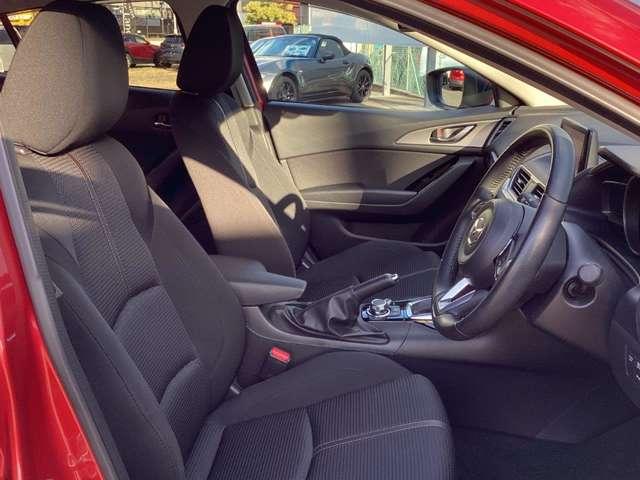 �������p���ŉ^�]�ł���悤�ɑ̊��̍������������肳������悤�f�U�C������Ă���V�[�g�ł��B�f�ށA�V�[�g�`����������邱�ƂŃt�B�b�g�������߂A�D�ꂽ���K�����������Ă��܂��B