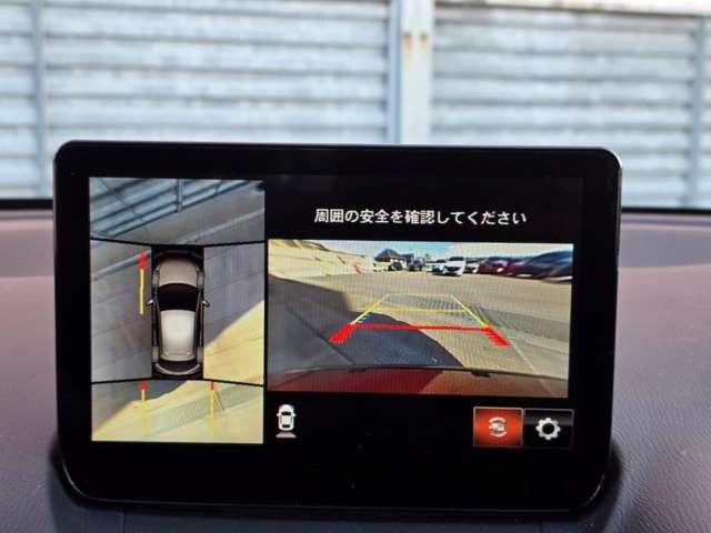 �ԗ��̑O�㍶�E�ɂ���S�̃J�������������邱�ƂŁA�܂�ł����g�̃N���}���󂩂猩�Ă���悤�Ș��Ղł̉f�����f���o���Ă���܂��B�o�b�N�����������̂��ƁA�O�i���Ɏ��E�̈��������_�ł����ɗ����܂��ˁB