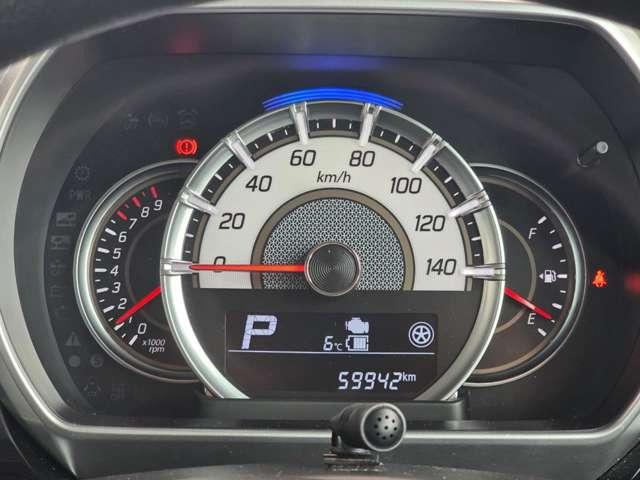 �f�W�^���ƃA�i���O�����܂��Z�����Ă��邱�̃��[�^�[�́A���F�����ǍD�ł���A�h���C�o�[�ɂƂ��ĕK�v�ȃC���t�H���[�V�������킩��₷���`���Ă���܂��B